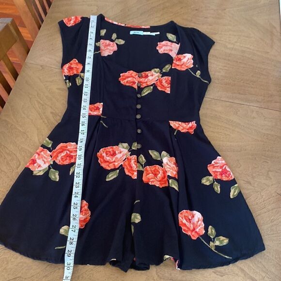 Urban Outfitters Kimchi Blue Black Rose Print Lace Up Romper Playsuit Size XS - Picture 12 of 14